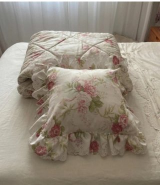Edredón floral Cama 135 + Cojín. Bueno