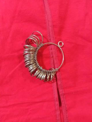 Medidor de anillos y tallas de dedo