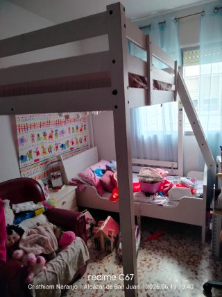 Cama alta 1.40x2,00, tiene su escalerilla.
