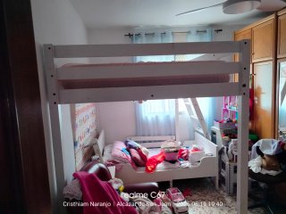 Cama alta 1.40x2,00, tiene su escalerilla.