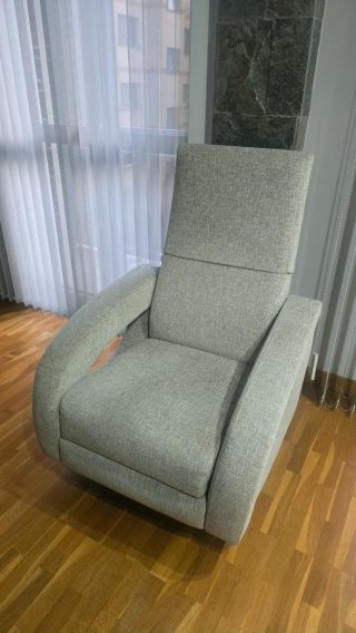 Sillón reclinable gris tela