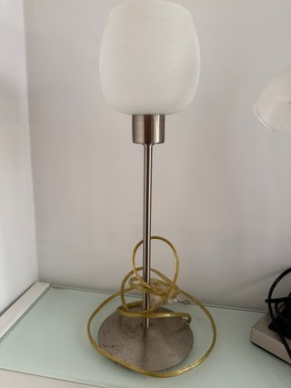 Lámpara de mesa plateada y blanca