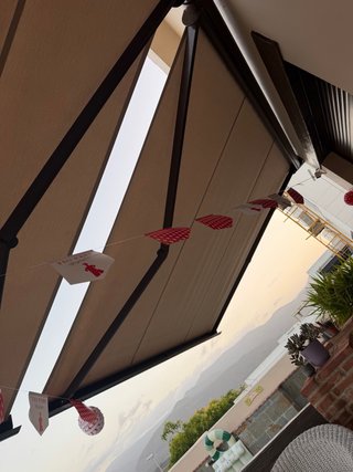 Toldo retráctil beige y marrón 337 por 3 de salida