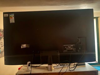 TV LG y Barra de Sonido Negra