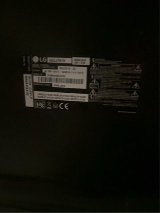 TV LG y Barra de Sonido Negra