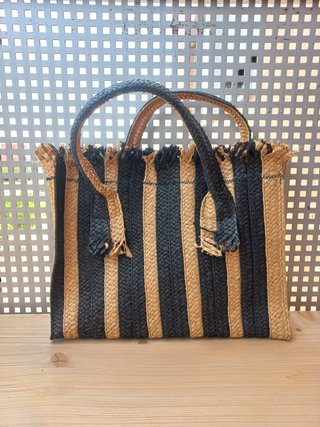 Bolso de rafia a rayas negro y marrón