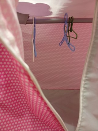 Carrito y cuna de juguete con muñeco