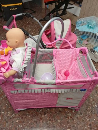 Carrito y cuna de juguete con muñeco