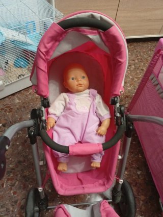 Carrito y cuna de juguete con muñeco