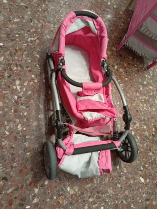 Carrito y cuna de juguete con muñeco