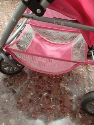 Carrito y cuna de juguete con muñeco