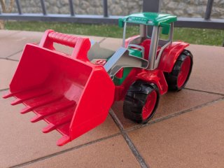 Tractor de juguete rojo y verde