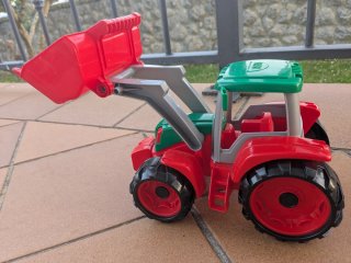 Tractor de juguete rojo y verde