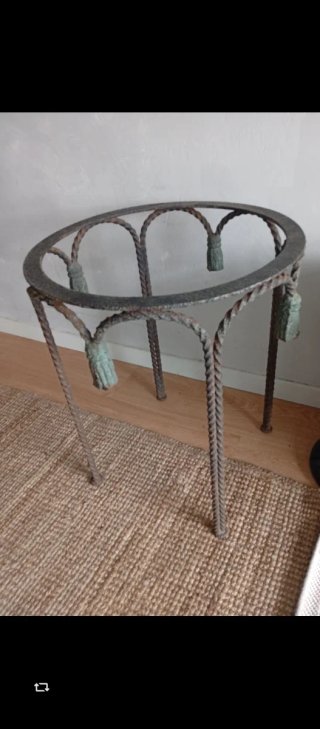 Mesa antigua de hierro