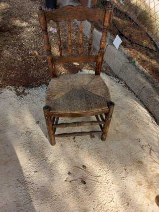 Silla de madera rústica con asiento de esparto