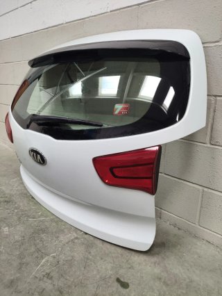 Portón Trasero Kia Sportage Blanco de 2014.