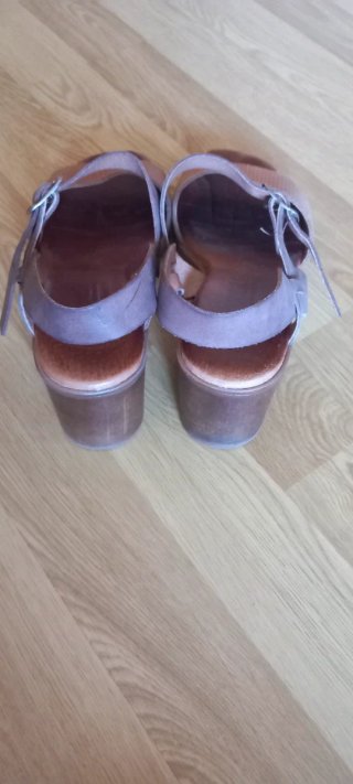 Sandalias de piel marrón y beige