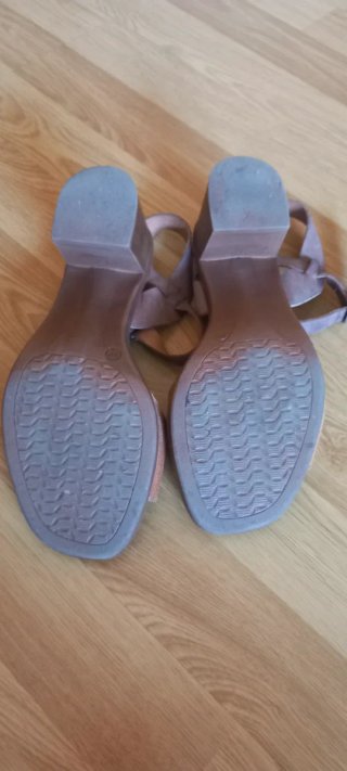 Sandalias de piel marrón y beige