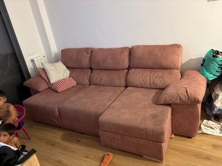 Sofá modular rosa con chaise longue