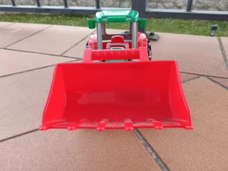 Tractor de juguete rojo y verde