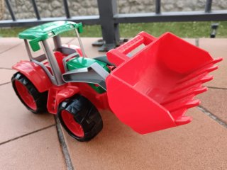 Tractor de juguete rojo y verde