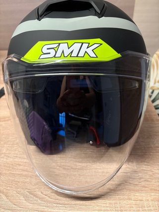 Casco de moto SMK con visera