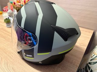 Casco de moto SMK con visera
