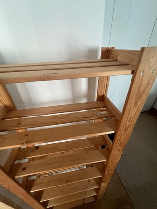 Estantería de madera de pino