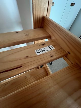 Estantería de madera de pino