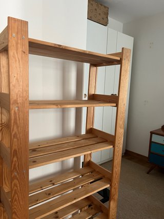 Estantería de madera de pino