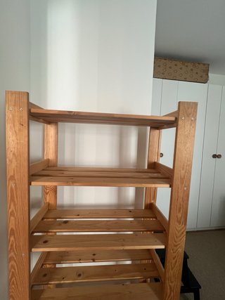 Estantería de madera de pino
