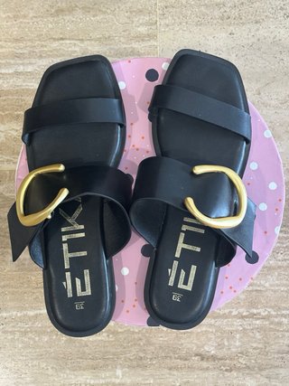 Sandalias piel negras con hebilla dorada T.39