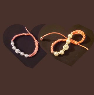 Pulsera de hilo con perlas y strass