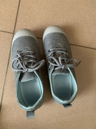 Zapatos casuales grises con cordones
