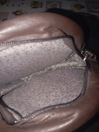 Bolso marrón con diseño de flor
