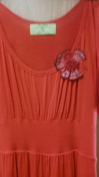 Vestido de verano rojo con flor color coral