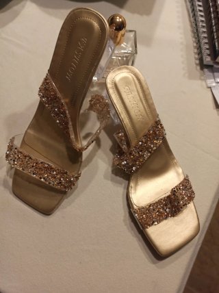 Sandalias doradas tacón grueso brillantes
