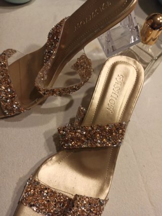 Sandalias doradas tacón grueso brillantes