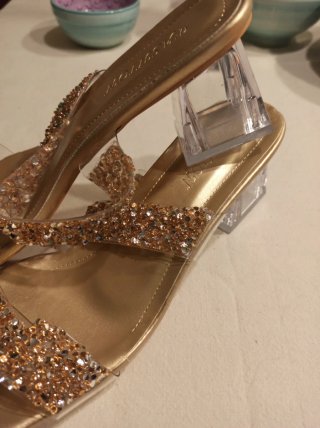 Sandalias doradas tacón grueso brillantes