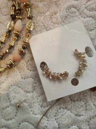 Collar dorado con corazones
