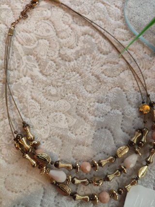 Collar dorado con corazones