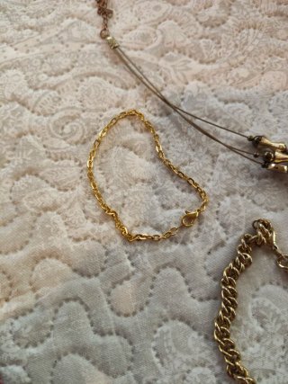Collar dorado con corazones
