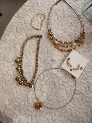 Collar dorado con corazones
