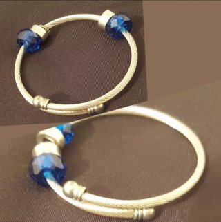 Pulsera plateada con cuentas azules
