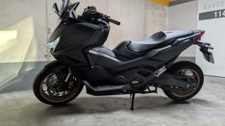 Honda Forza 750 Negra y Dorada