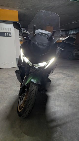 Honda Forza 750 Negra y Dorada