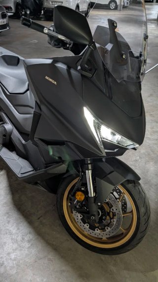 Honda Forza 750 Negra y Dorada