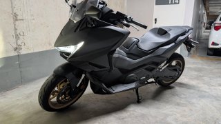 Honda Forza 750 Negra y Dorada