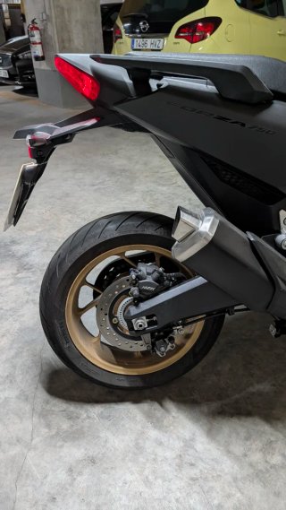 Honda Forza 750 Negra y Dorada