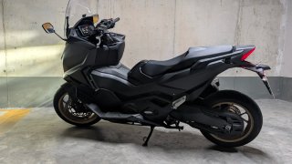 Honda Forza 750 Negra y Dorada